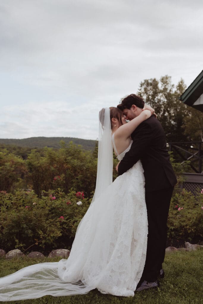 Intimate cottage wedding in the Outaouais, Quebec.